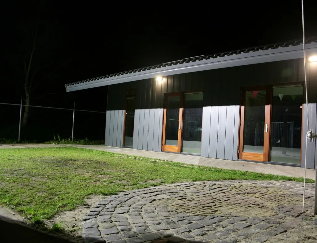 Achterkant van de blokhut en omgeving