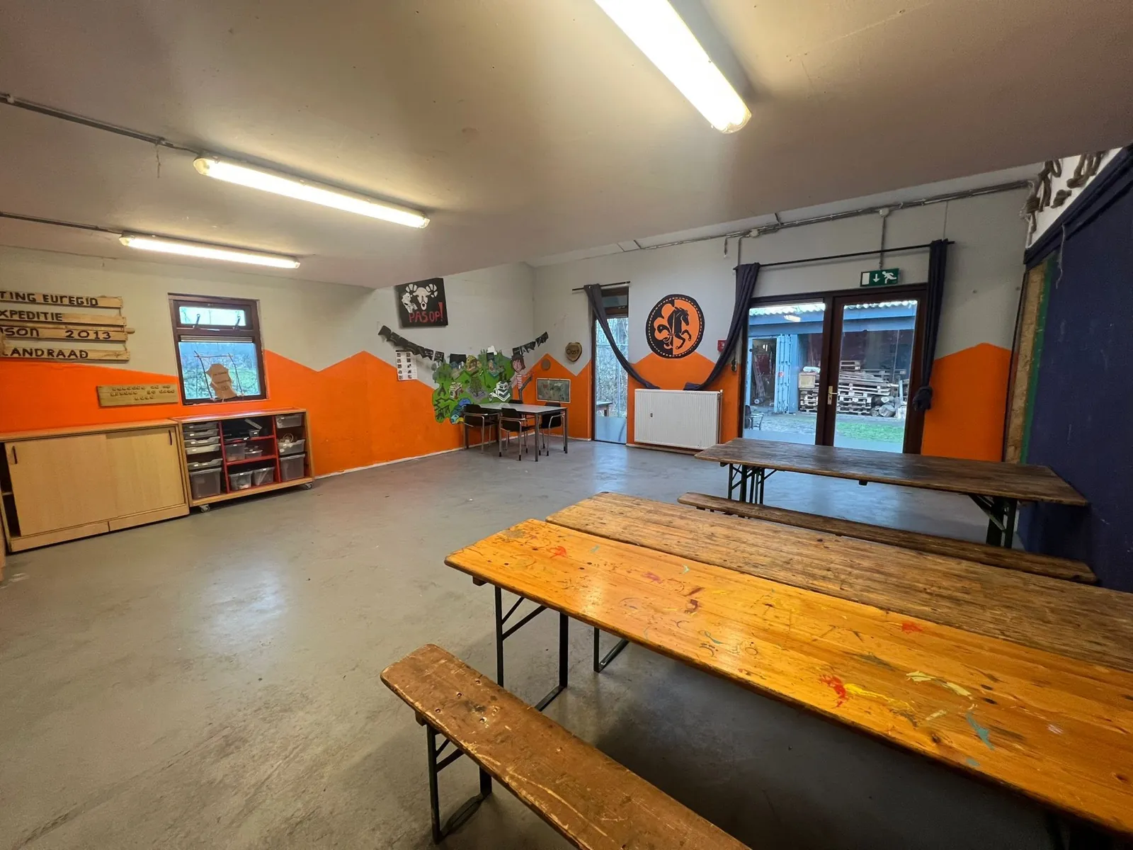 Scoutslokaal met zitplaatsen in de blokhut